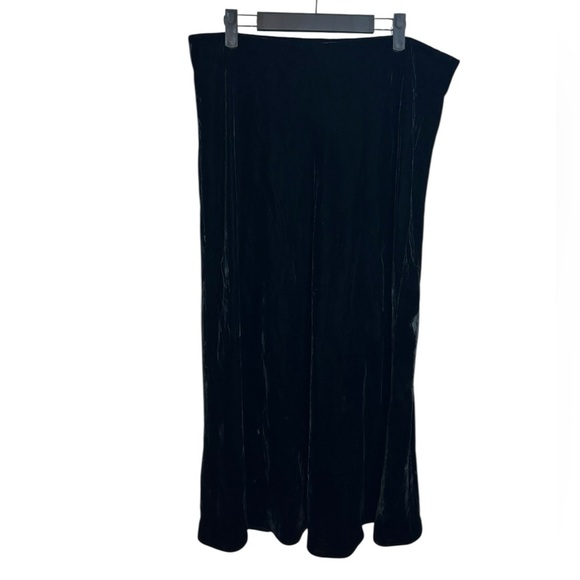 Banana Republic Dresses & Skirts - Nwt Banana Republic Bias Black Velour Slip Skirt